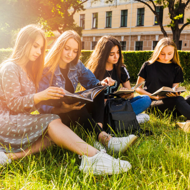 safe girls PG near NMIMS college building