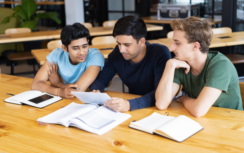 boys P.G near Mithibai college student room accommodation in Vile Parle Mumbai